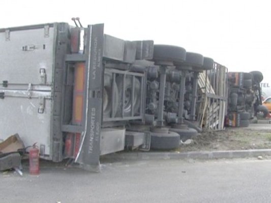 Un TIR s-a răsturnat pe DN2A